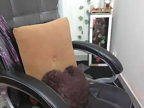 Snapshot of shivi_moto chatting on 11/21/25, 04:44 shivi moto online show from 11/21/25, 04:44