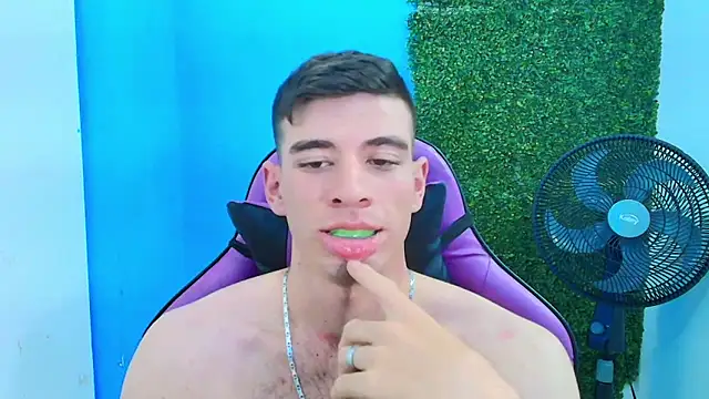 Snapshot of DEIBY_BABY chatting on 02/14/25, 03:54 DEIBY BABY online show from 02/14/25, 03:54