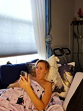 SkyelarSommer online show from 10/28/25, 03:47