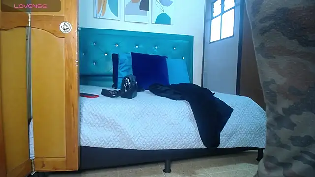 Snapshot of victoria__milf_ chatting on 12/18/24, 01:56 victoria milf online show from 12/18/24, 01:56