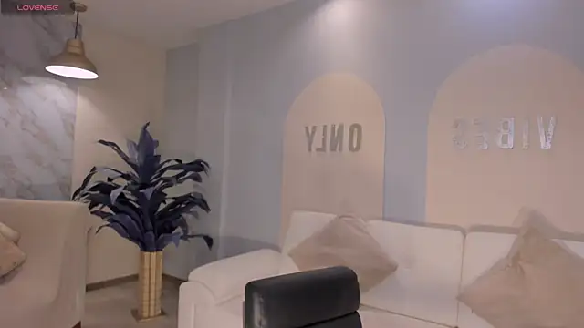 Snapshot of SunnyRivers chatting on 12/16/25, 04:34 SunnyRivers online show from 12/16/25, 04:34