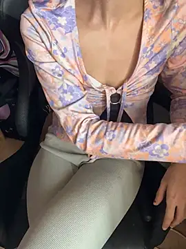 Snapshot of LaPetitechienne1 chatting on 12/21/24, 11:22 LaPetitechienne1 online show from 12/21/24, 11:22