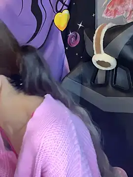 Snapshot of LaPetitechienne1 chatting on 12/22/24, 01:33 LaPetitechienne1 online show from 12/22/24, 01:33