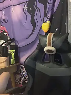 Snapshot of LaPetitechienne1 chatting on 12/27/24, 10:16 LaPetitechienne1 online show from 12/27/24, 10:16