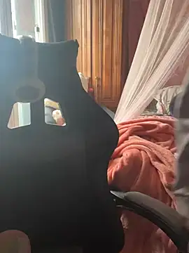 Snapshot of LaPetitechienne1 chatting on 02/04/25, 08:24 LaPetitechienne1 online show from 02/04/25, 08:24