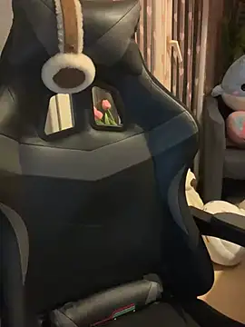 Snapshot of LaPetitechienne1 chatting on 02/21/25, 09:43 LaPetitechienne1 online show from 02/21/25, 09:43