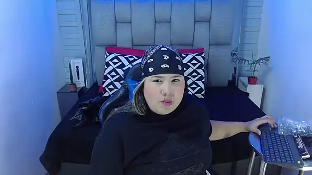 evelin zaens online show from 11/22/25, 04:22