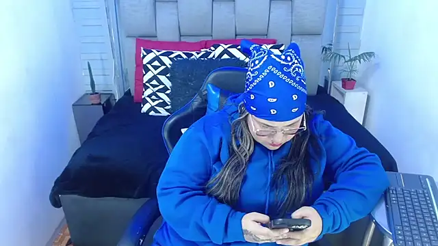 evelin zaens online show from 11/23/25, 04:23