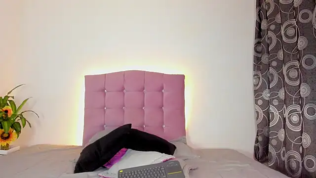 Snapshot of MarieLatex chatting on 12/27/24, 12:07 MarieLatex online show from 12/27/24, 12:07