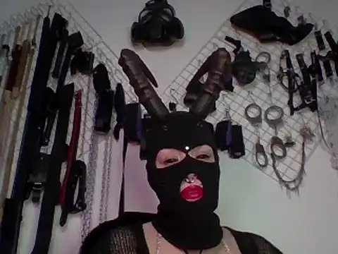 Snapshot of FeticheMacabre chatting on 01/05/25, 03:43 FeticheMacabre online show from 01/05/25, 03:43