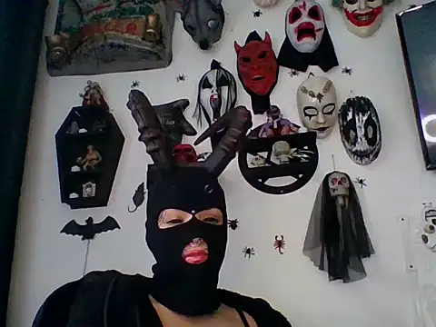 Snapshot of FeticheMacabre chatting on 10/18/25, 04:30 FeticheMacabre online show from 10/18/25, 04:30