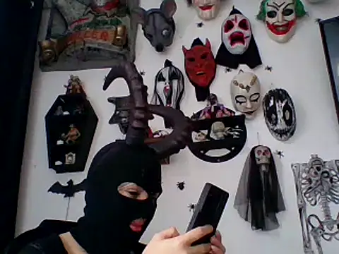 Snapshot of FeticheMacabre chatting on 11/05/25, 05:24 FeticheMacabre online show from 11/05/25, 05:24