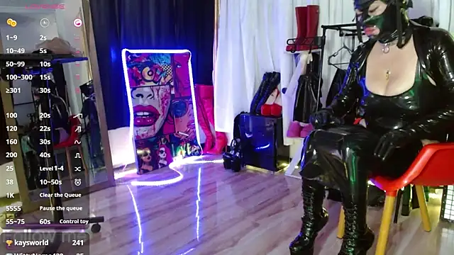 Snapshot of LatexDevil_Blondie chatting on 02/13/25, 06:27 LatexDevil Blondie online show from 02/13/25, 06:27