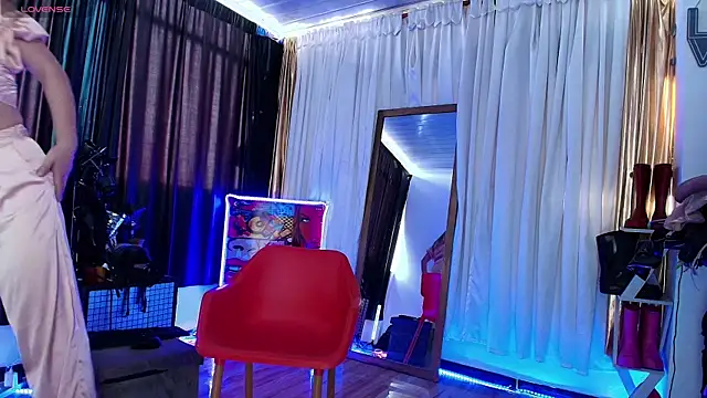 Snapshot of LatexDevil_Blondie chatting on 02/24/25, 01:10 LatexDevil Blondie online show from 02/24/25, 01:10