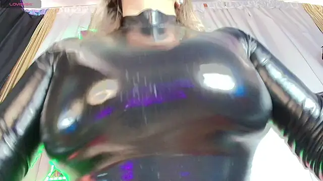 Snapshot of LatexDevil_Blondie chatting on 02/27/25, 02:32 LatexDevil Blondie online show from 02/27/25, 02:32