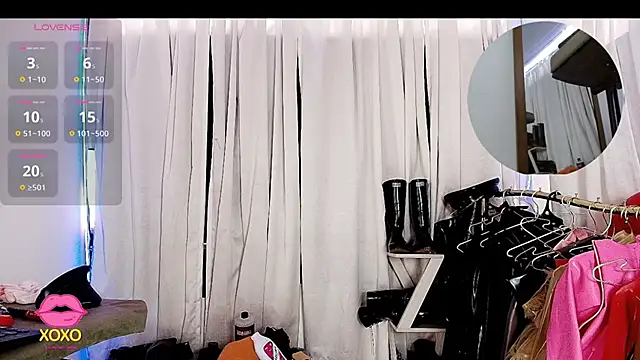 Snapshot of LatexDevil_Blondie chatting on 04/23/26, 05:59 LatexDevil Blondie online show from 04/23/26, 05:59