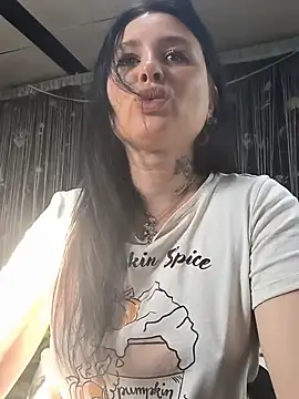 Snapshot of KikiXRed chatting on 05/25/26, 01:50 KikiXRed online show from 05/25/26, 01:50