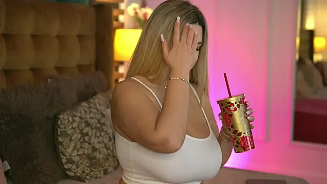 Snapshot of SophieBoobsX chatting on 11/15/25, 06:55 SophieBoobsX online show from 11/15/25, 06:55