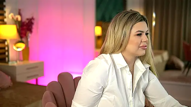 Snapshot of SophieBoobsX chatting on 11/17/25, 05:35 SophieBoobsX online show from 11/17/25, 05:35