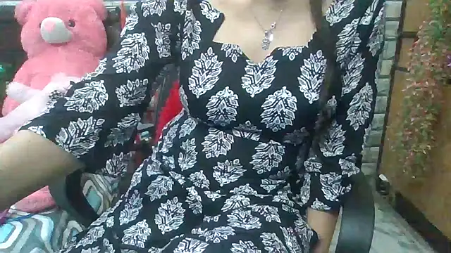 Snapshot of Sexy_iknoor chatting on 03/17/25, 10:49 Sexy iknoor online show from 03/17/25, 10:49