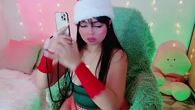 Snapshot of damn_that_booty chatting on 12/13/24, 06:05 damn that booty online show from 12/13/24, 06:05