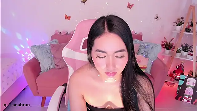 Zara uwu  online show from 10/21/25, 11:44