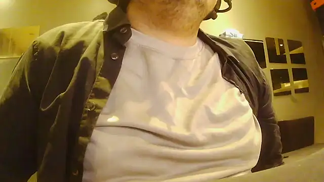 Snapshot of Bebemickey75 chatting on 12/17/25, 05:24 Bebemickey75 online show from 12/17/25, 05:24