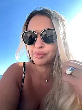 Denisse Perry online show from 11/23/25, 02:17