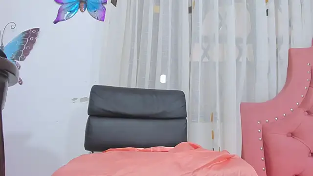 Snapshot of steila_rochefort chatting on 12/19/24, 10:00 steila rochefort online show from 12/19/24, 10:00