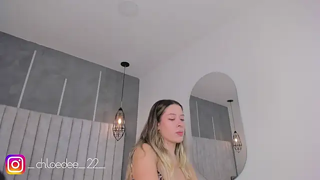 Snapshot of chloe_d chatting on 01/19/25, 10:39 chloe d online show from 01/19/25, 10:39