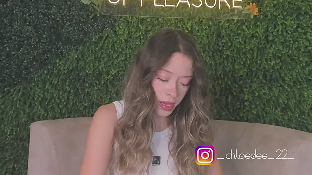 Snapshot of chloe_d chatting on 10/17/25, 11:24 chloe d online show from 10/17/25, 11:24