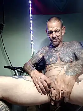 Snapshot of deepstroker42071 chatting on 10/13/25, 06:13 deepstroker42071 online show from 10/13/25, 06:13