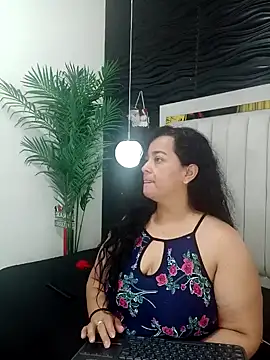 lucia vonne  online show from 01/08/25, 12:26