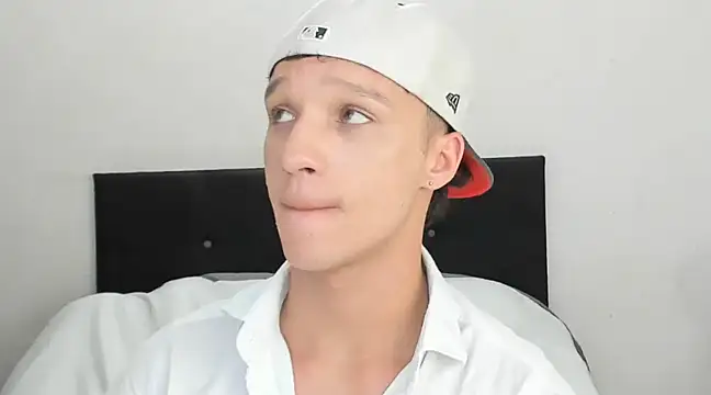 Snapshot of angelcortes chatting on 12/24/24, 02:01 angelcortes online show from 12/24/24, 02:01