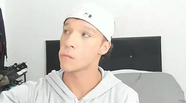 Snapshot of angelcortes chatting on 01/06/25, 12:37 angelcortes online show from 01/06/25, 12:37