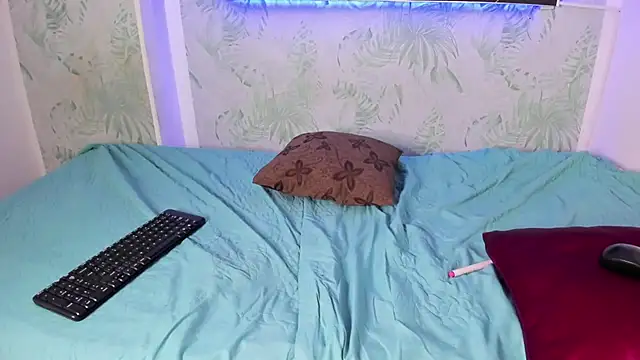 yungelitamor  online show from 03/23/25, 07:42