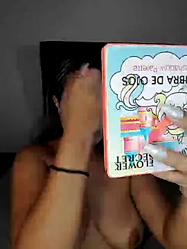 Snapshot of LarissaGaby01 chatting on 12/12/24, 08:43 LarissaGaby01 online show from 12/12/24, 08:43