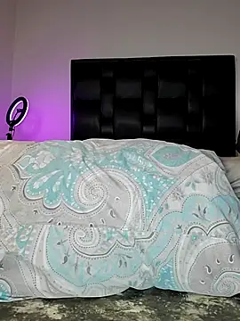 Snapshot of LarissaGaby01 chatting on 03/18/25, 03:42 LarissaGaby01 online show from 03/18/25, 03:42