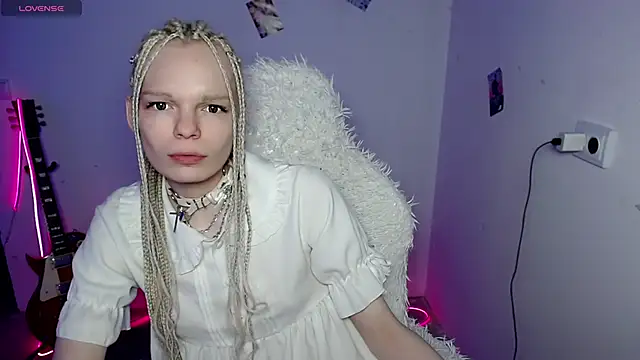 Snapshot of Emily_Nyaffee chatting on 01/08/26, 05:10 Emily Nyaffee online show from 01/08/26, 05:10