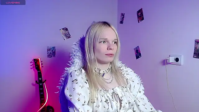 Snapshot of Emily_Nyaffee chatting on 03/24/26, 10:53 Emily Nyaffee online show from 03/24/26, 10:53