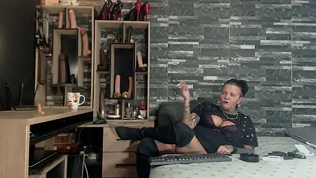 Snapshot of Mistress_Miry chatting on 12/06/24, 07:43 Mistress Miry online show from 12/06/24, 07:43