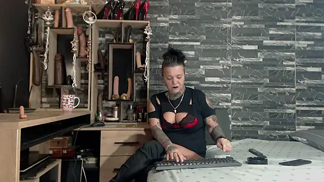 Snapshot of Mistress_Miry chatting on 12/10/24, 12:50 Mistress Miry online show from 12/10/24, 12:50