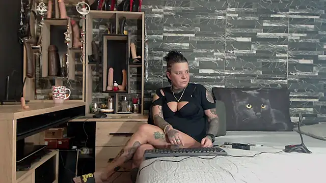 Snapshot of Mistress_Miry chatting on 12/11/24, 01:15 Mistress Miry online show from 12/11/24, 01:15