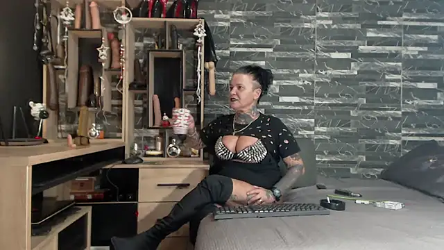 Snapshot of Mistress_Miry chatting on 12/23/24, 04:22 Mistress Miry online show from 12/23/24, 04:22