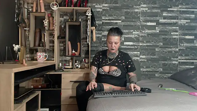 Snapshot of Mistress_Miry chatting on 12/23/24, 07:28 Mistress Miry online show from 12/23/24, 07:28