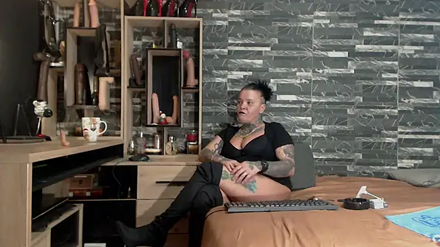 Snapshot of Mistress_Miry chatting on 01/12/25, 04:42 Mistress Miry online show from 01/12/25, 04:42