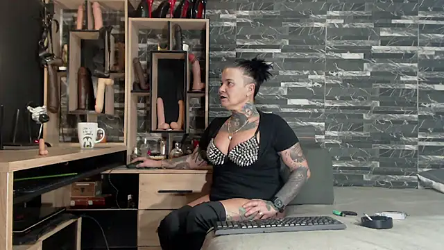 Snapshot of Mistress_Miry chatting on 01/15/25, 12:41 Mistress Miry online show from 01/15/25, 12:41