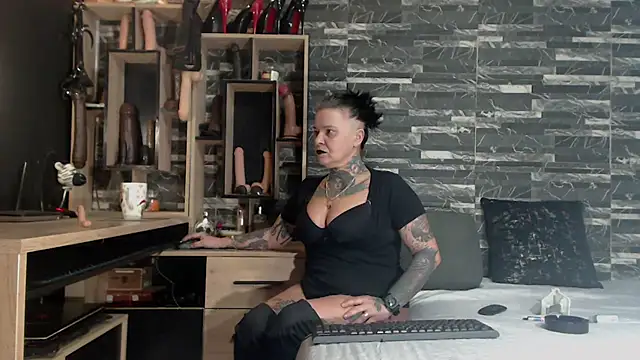 Snapshot of Mistress_Miry chatting on 02/08/25, 01:32 Mistress Miry online show from 02/08/25, 01:32