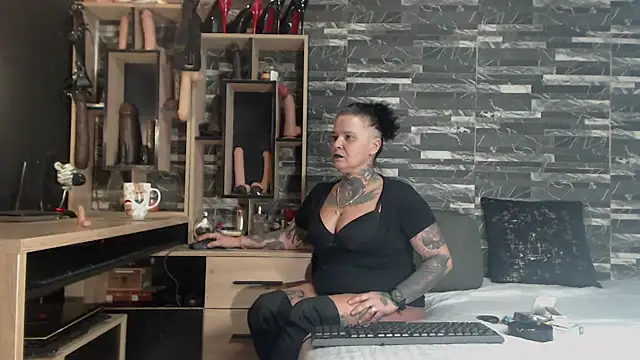 Snapshot of Mistress_Miry chatting on 02/08/25, 04:36 Mistress Miry online show from 02/08/25, 04:36