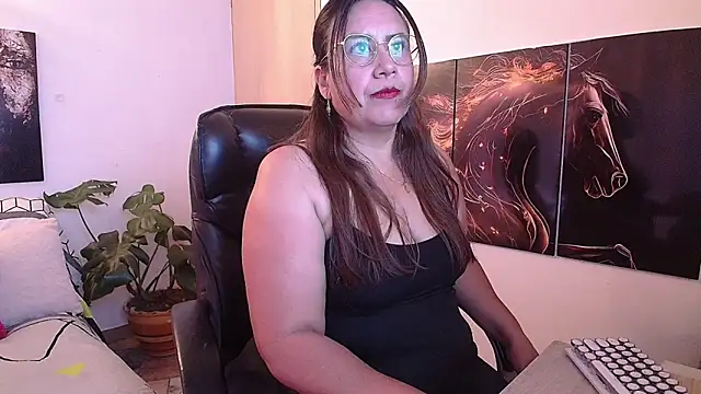 Snapshot of amalia_brunette chatting on 06/25/26, 10:36 amalia brunette online show from 06/25/26, 10:36